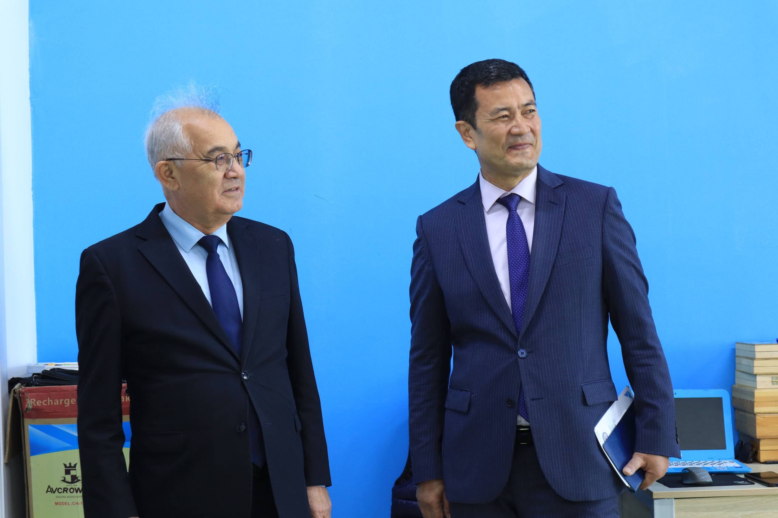 Первый проректор Шарипов информирует гостей